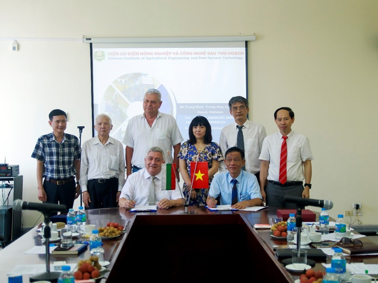 Viện trưởng PGS.TS. Phạm Anh Tuấn và Hiệu trưởng GS. Beloev Hristo Ivanov  ký kết Biên bản ghi nhớ hợp tác
